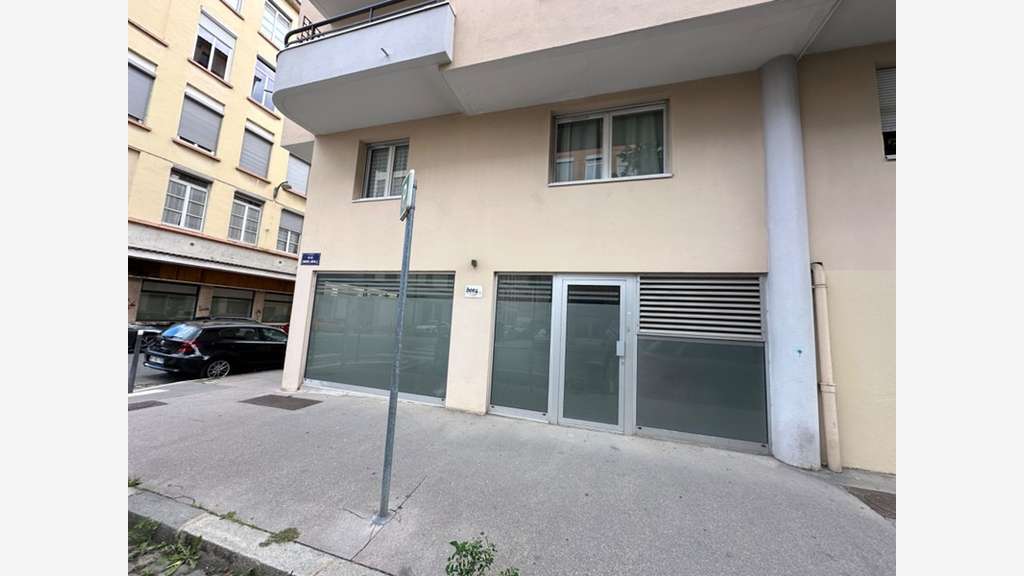 Murs local en angle 70m² à vendre à Lyon 4eme