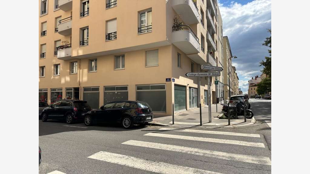 Murs local en angle 70m² à vendre à Lyon 4eme