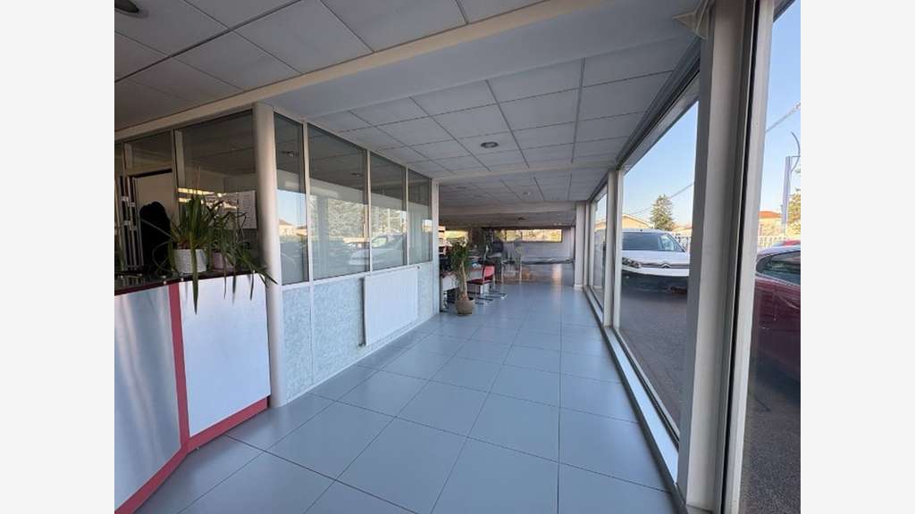 A vendre local commercial 900m² sur axe n°2 Mably