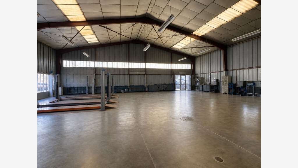 A vendre local commercial 900m² sur axe n°2 Mably