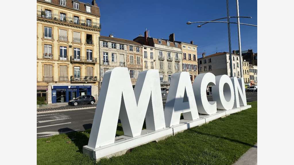 Vente local commercial rénové de 150m² à Mâcon