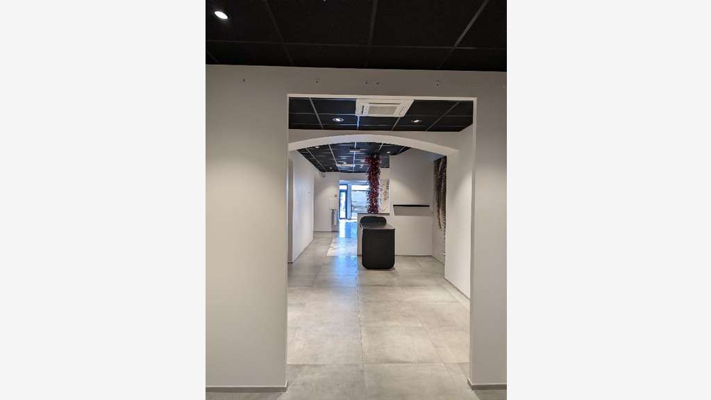 Vente local commercial rénové de 150m² à Mâcon