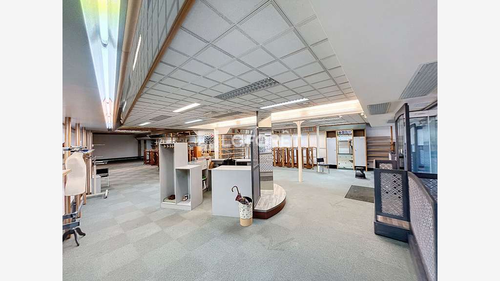 Local commercial 240m² centre-ville Malestroit