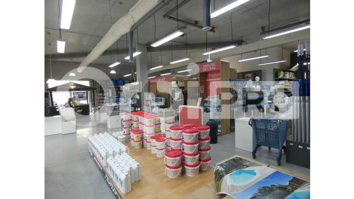 Vente locaux commerciaux récents 401m² à Manosque