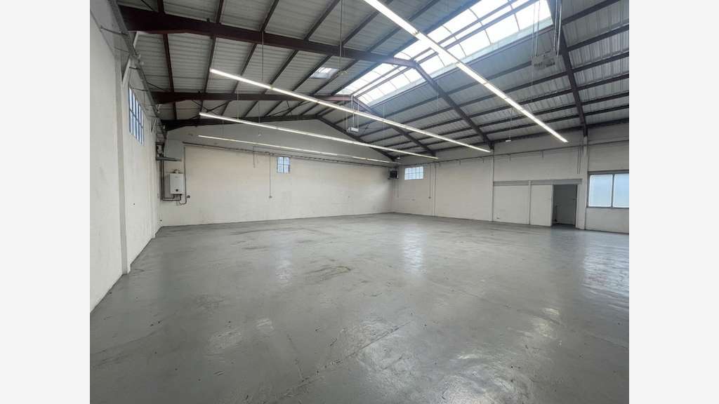 Cède local commercial avec bureaux 950m² Manosque