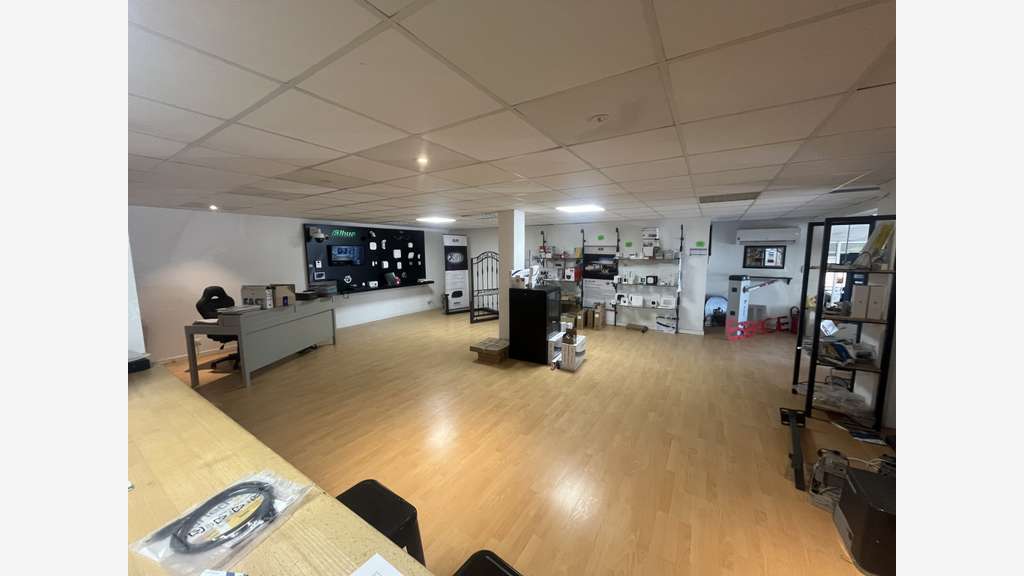 Cède local commercial avec bureaux 950m² Manosque