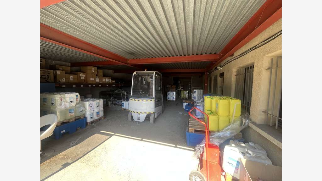 Cède local commercial avec bureaux 950m² Manosque