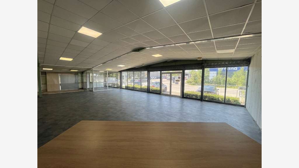 Cède local commercial avec bureaux 950m² Manosque
