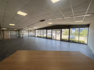 LOCAL COMMERCIAL AVEC BUREAUX DE 950 M² SUR TERRAI