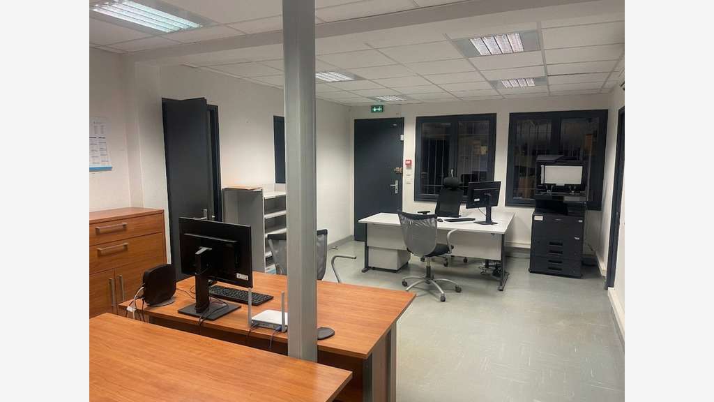 Cède local commercial avec bureaux 950m² Manosque