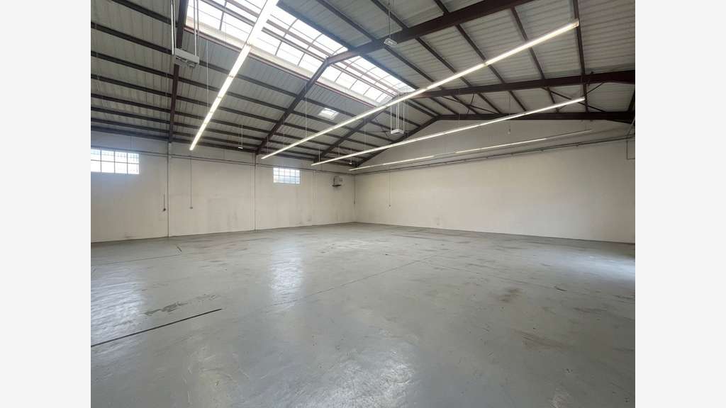 Cède local commercial avec bureaux 950m² Manosque