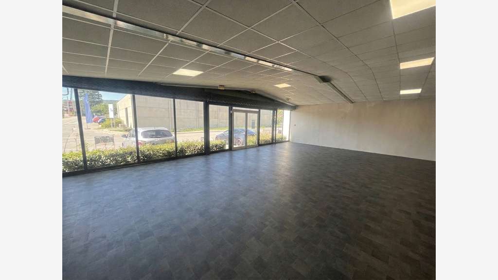 Cède local commercial avec bureaux 950m² Manosque