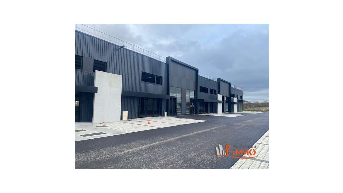 Vente local de 288m² accès PL à Marclopt bord N25