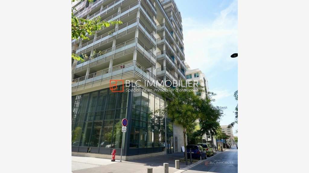 LOCAL COMMERCIAL A VENDRE 203 m2 LA JOLIETTE 13003