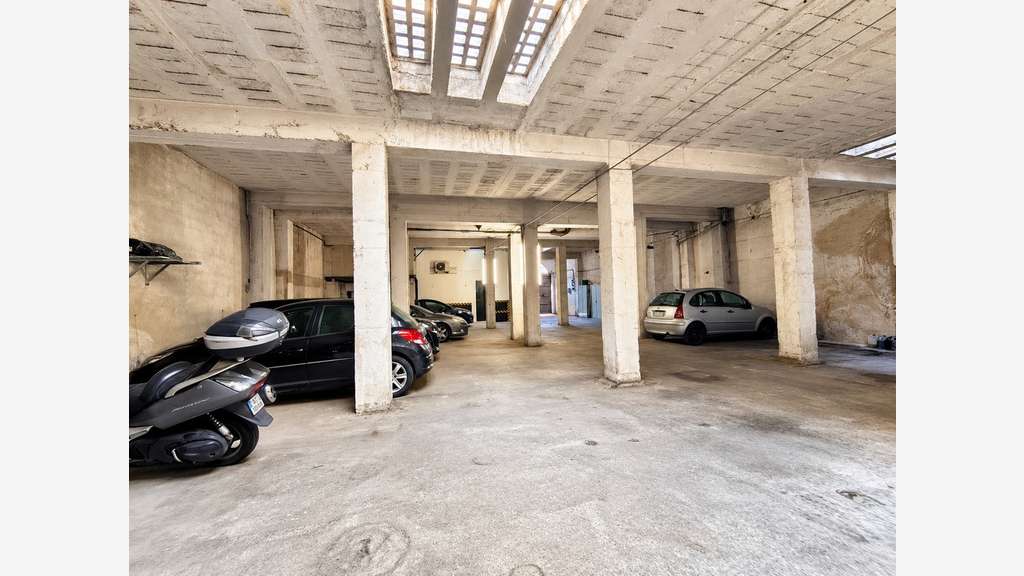 Vente entrepôt/ garage avec bureaux - 13004 