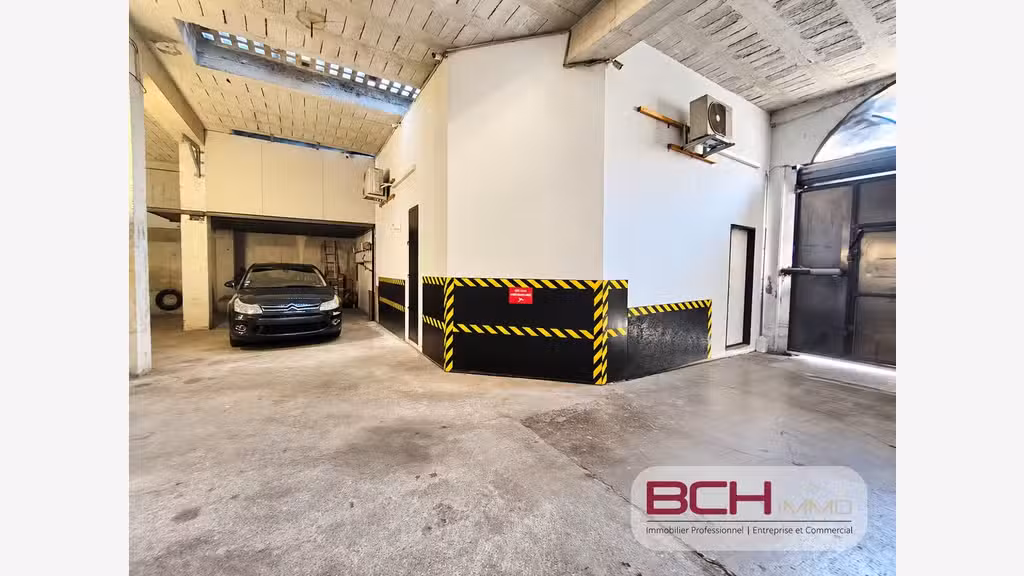 Vente entrepôt/ garage avec bureaux - 13004 
