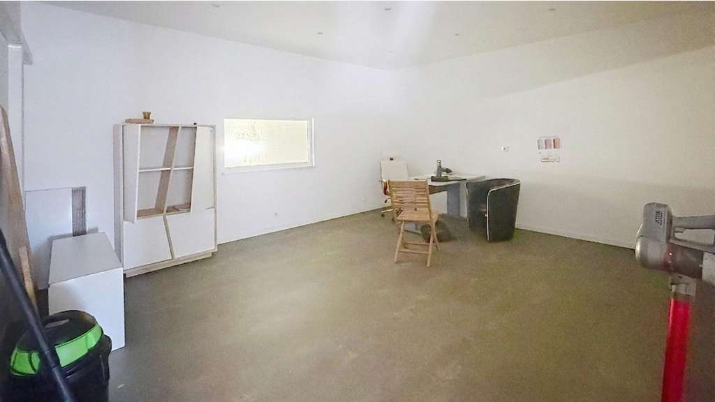 Local d'activité de 301 m2