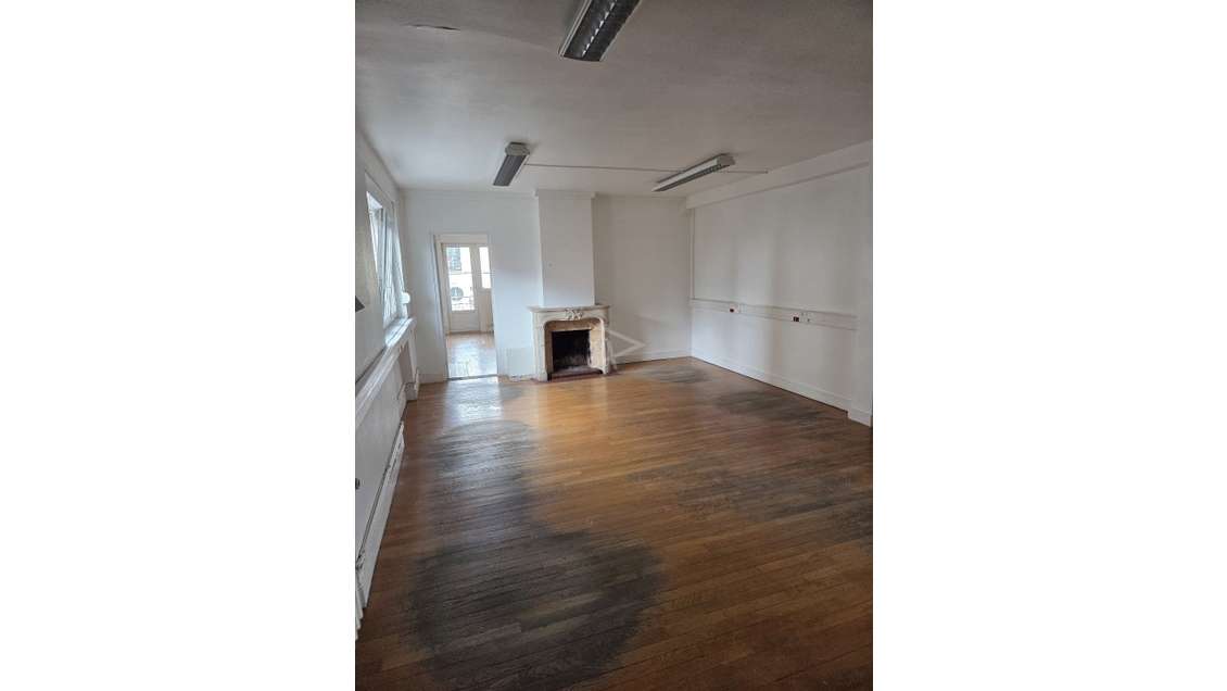 AV spacieux local commercial 153m² R+1 à Maubeuge