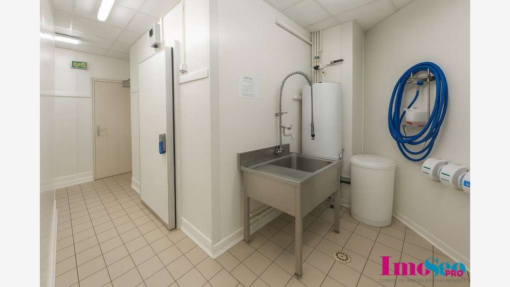 Murs 196m² avec parking à vendre à Mérignac