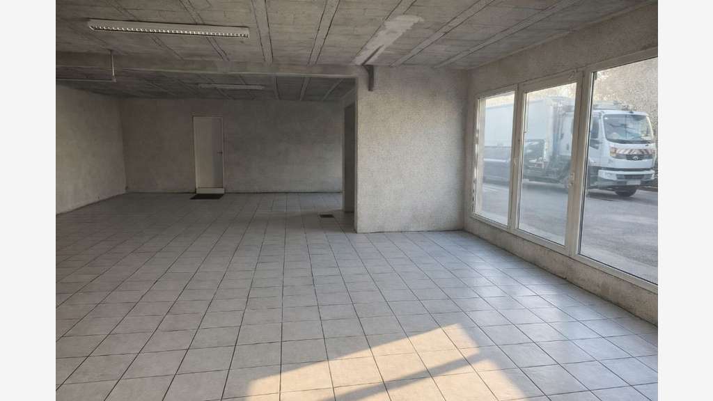 Locaux d'activités à vendre au centre de Messimy
