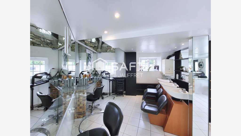 Superbe local commercial et son salon de coiffure