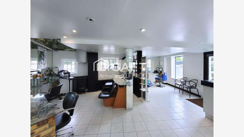 Superbe local commercial et son salon de coiffure