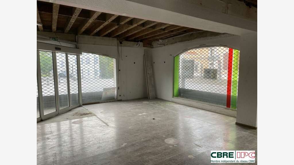 Beau local 230m² belle visibilité à Mont-de-Marsan