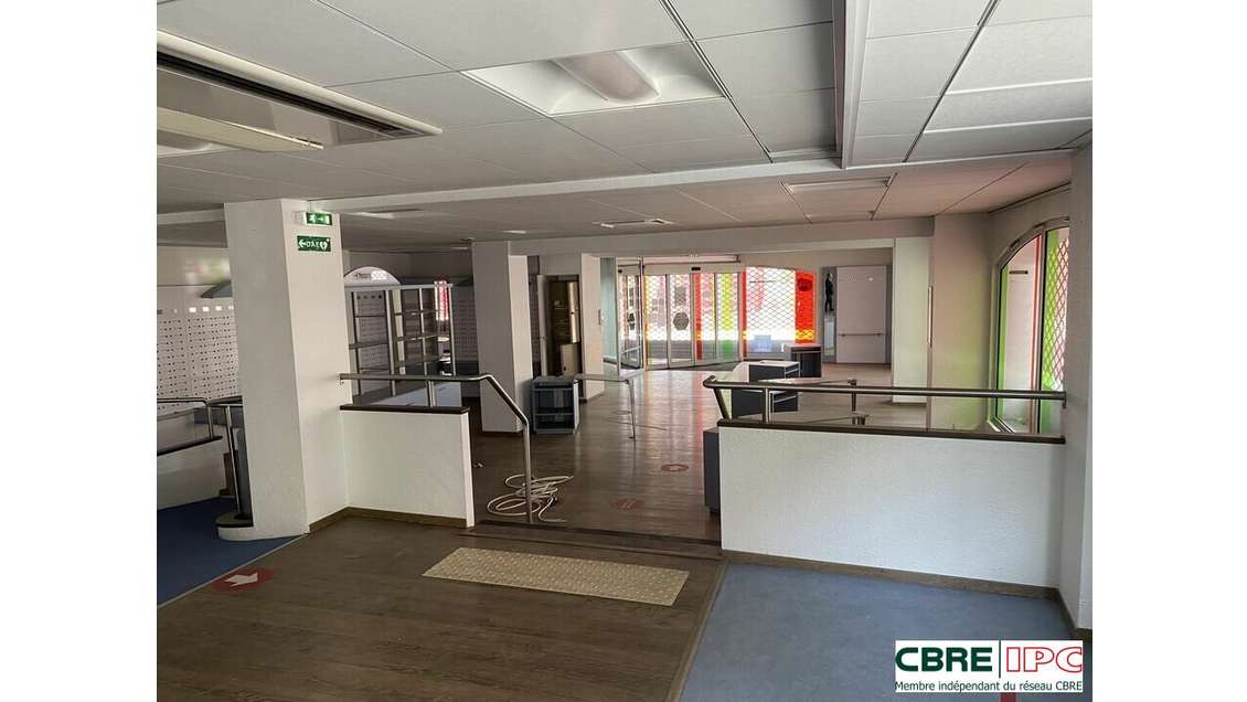 Beau local 230m² belle visibilité à Mont-de-Marsan