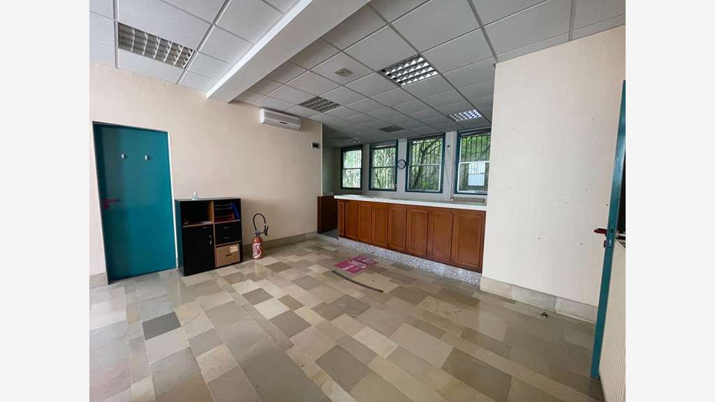 Vente murs commerciaux libres de 79m² à Ladon