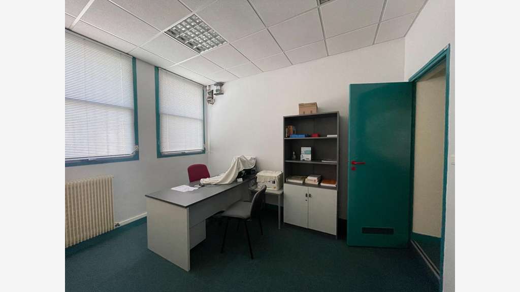 Vente murs commerciaux libres de 79m² à Ladon