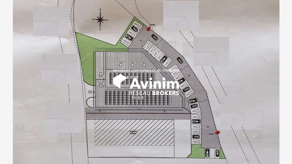 Vente local commercial 1450m² à Montauroux RD562
