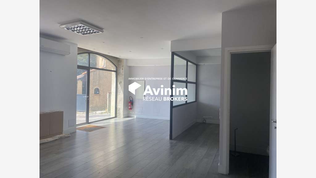 Vente local commercial 68m² à Montauroux village