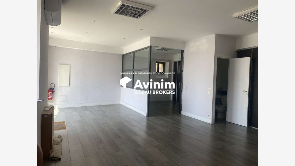 Vente local commercial 68m² à Montauroux village