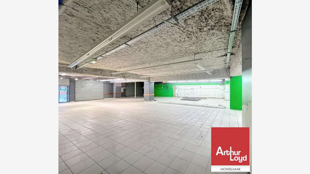 Local commercial de 586m² à vendre à Montélimar