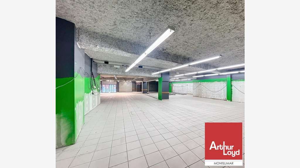Local commercial de 586m² à vendre à Montélimar