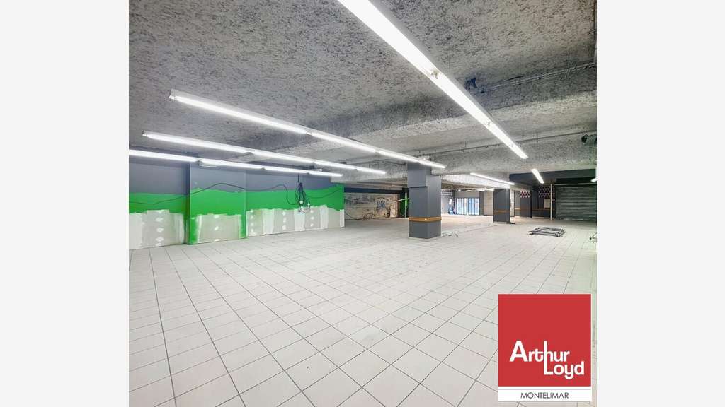 Local commercial de 586m² à vendre à Montélimar