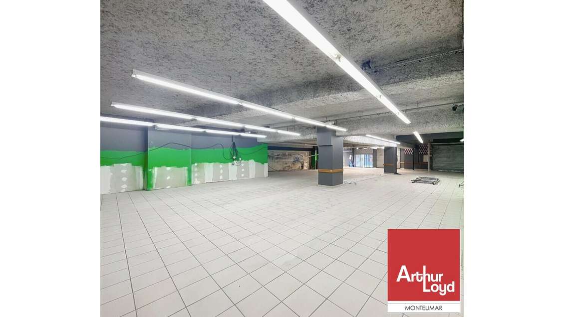 Local commercial de 586m² à vendre à Montélimar