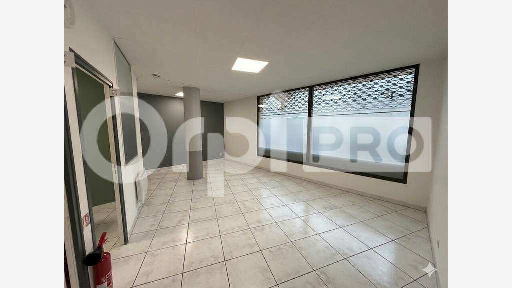 AV local commercial 68m² secteur urbain Montlhéry