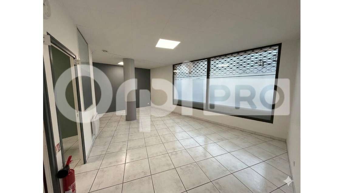 AV local commercial 68m² secteur urbain Montlhéry