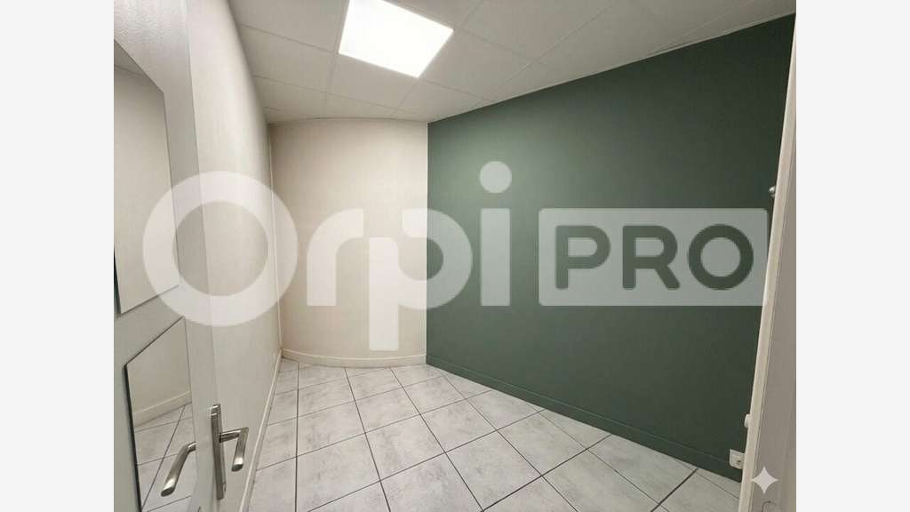 AV local commercial 68m² secteur urbain Montlhéry