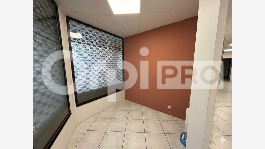 AV local commercial 68m² secteur urbain Montlhéry