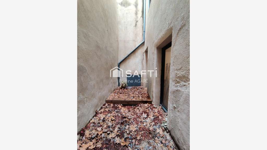 AV local commercial de 48m² avec cour privative 34