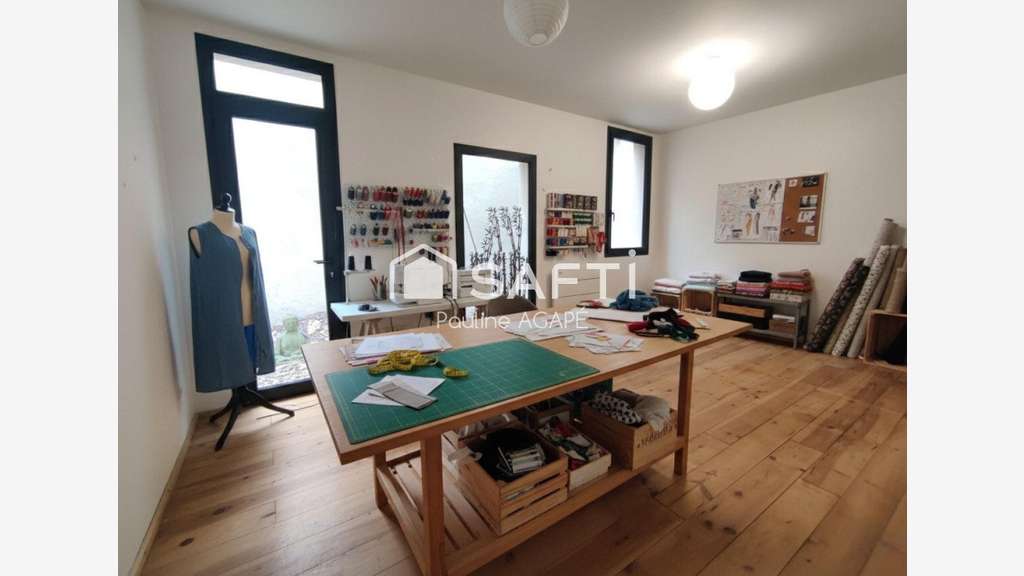 AV local commercial de 48m² avec cour privative 34