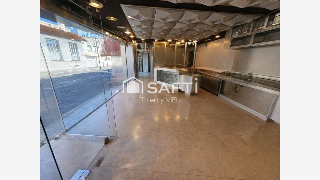 LOCAL AVEC LARGE VITRINE SUR BOULEVARD PASSANT