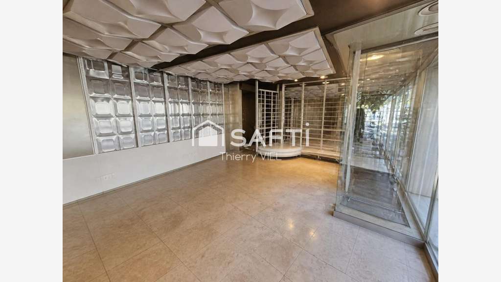 LOCAL AVEC LARGE VITRINE SUR BOULEVARD PASSANT