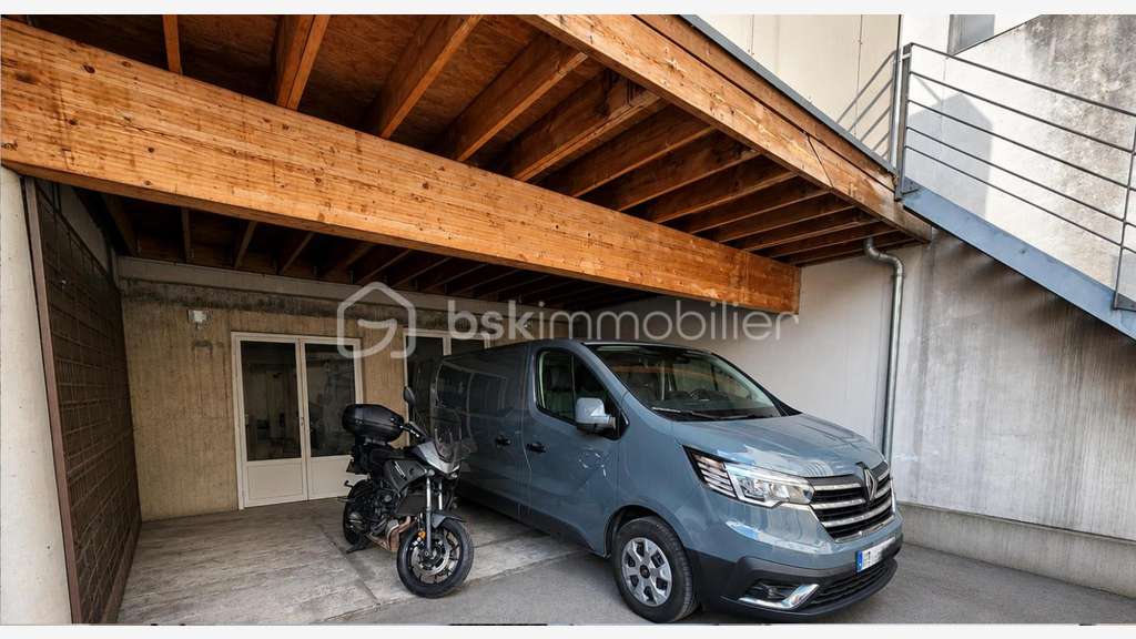 MONTREUIL - LOCAL AVEC COUR, PARKING & POTENTIEL
