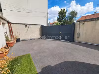MONTREUIL - LOCAL AVEC COUR, PARKING & POTENTIEL