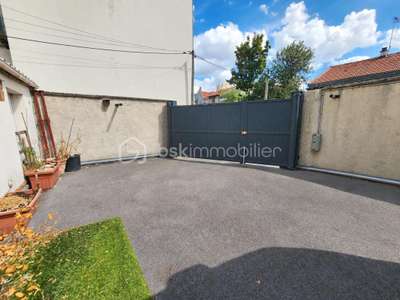 Vente local de 121m² avec cour parking à Montreuil