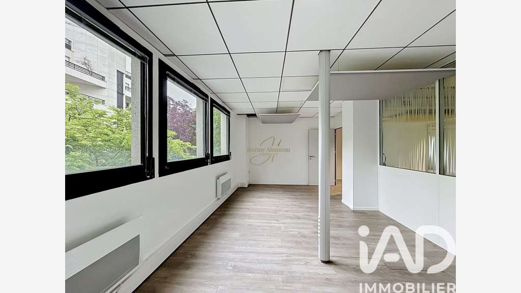 AV bureaux de 185m² à Montrouge métro Mairie