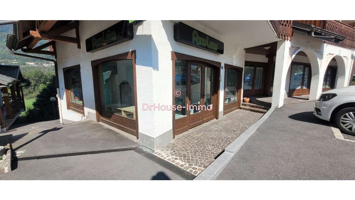 Murs commerciaux dans village du Grand Massif